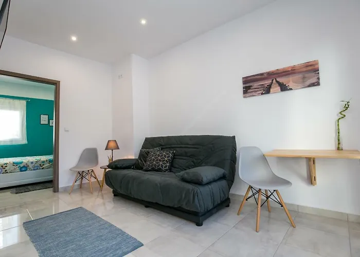 Doukas & شقة Skála Marión